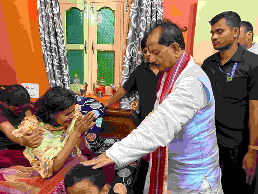 लखीसराय डबल मर्डर केस : पीड़ित परिवार से मिले डिप्टी सीएम, कहा—दोषी चाहे जो हो, बख्शा नहीं जाएगा